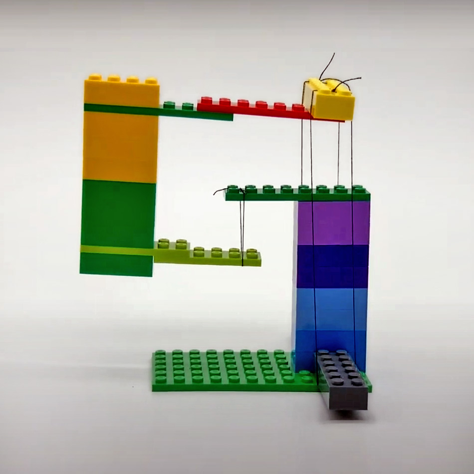 Une structure de tenségrité en LEGO.