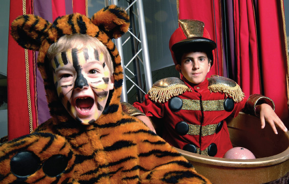 Deux enfants déguisés en personnages de cirque à l'exposition du Cirque.