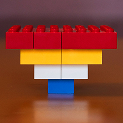 Deuxième étape de la tour en LEGO.